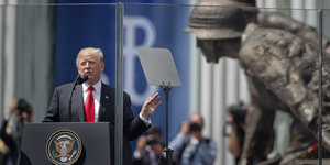 Präsident Trump am Rednerpult auf dem Krasinski-Platz in Warschau