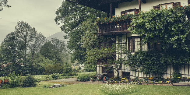 Ein Haus mit Garten