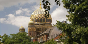 Berliner Synagoge daneben Bäume