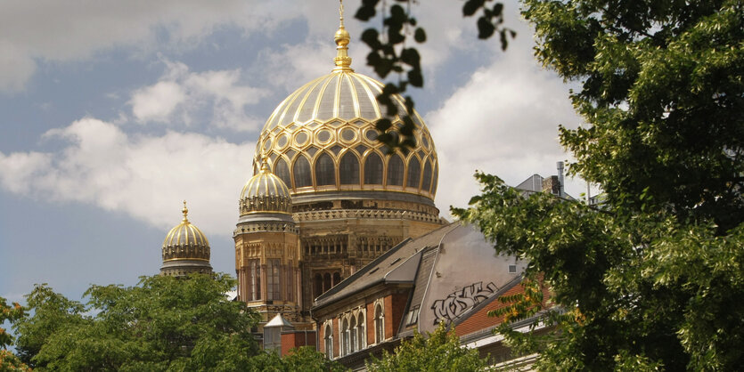 Berliner Synagoge daneben Bäume