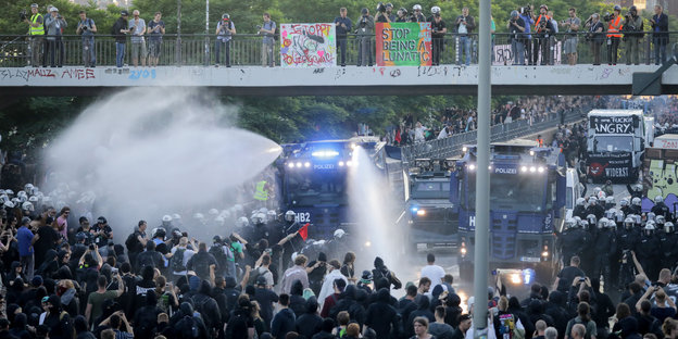 Wasserwerfereinsatz der Polizei bei einer Demonstration in Hamburg