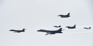 Zwei US-Langstreckenbomber vom Typ B-1B Lancer, amerikanische F16-Maschinen und südkoreanische F15-Kampfjets fliegen