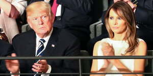 US-Präsident Donal Trum und seine Frau Melania applaudieren in der Elbphilharmonie.