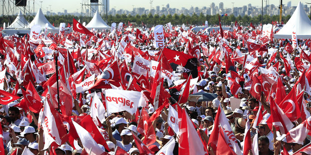 Viele Menschen mit Türkei-Flaggen