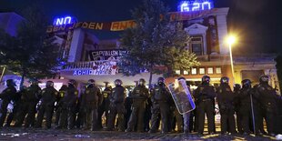 Polizisten vor der Roten Flora im Schanzenviertel in Hamburg