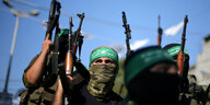 Hamas-Kämpfer mit Gewehren