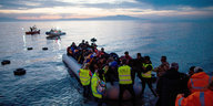 Flüchtlinge in einem Schlauchboot