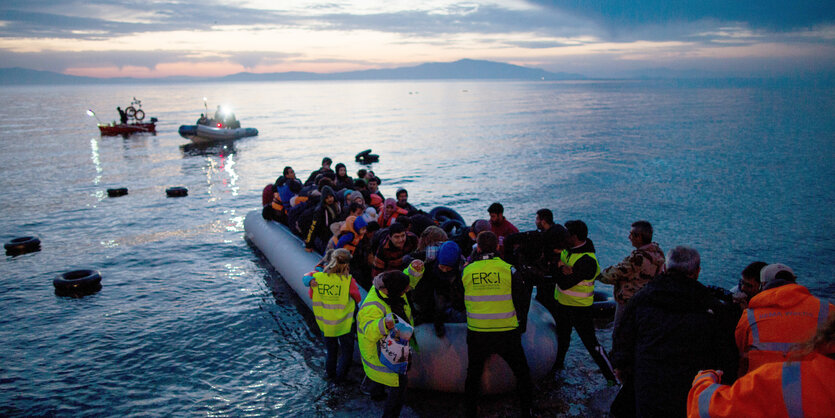 Flüchtlinge in einem Schlauchboot