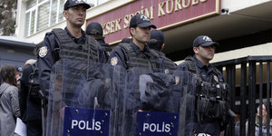 Türkische Polizisten mit Schutzschilden