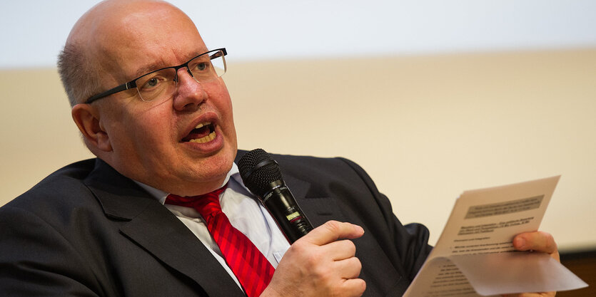 Peter Altmaier hält einen Zettel in der Hand