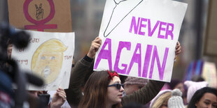 Feministische Protestplakate bei Anti-Trump-Demo