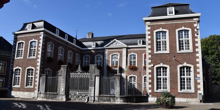 Ein schlossähnliches Gebäude vor blauem Himmel