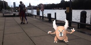 Ein Foto des Spreeufers, im Vordergrund ein virtuelles Pokémon