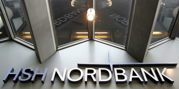 der Schriftzug „HSH Nordbank“ an einem Gebäude