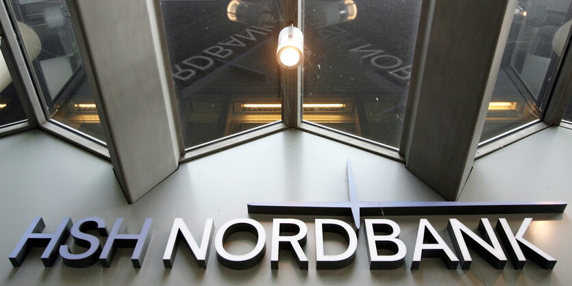 der Schriftzug „HSH Nordbank“ an einem Gebäude