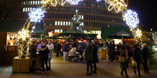 Menschen laufen auf einem Weihnachtsmarkt herum