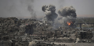 Rauch und Explosionen sind nach Luftangriffen auf Stellungen der Terrormiliz Islamischer Staat in Mossul (Irak) zu sehen.