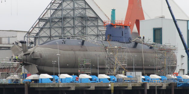 U-Boot an einer Werft in Kiel