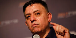 Porträt von Avi Gabbay am Mikrofon