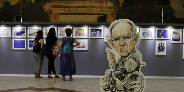 Eine Karikatur des deutschen Finanzministers Wolfgang Schäuble mit einer griechischen Drachme-Münze in einer Ausstellung in Athen