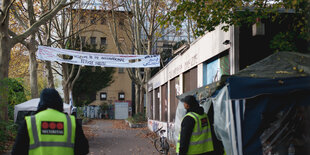 Sicherheitspersonal vor der Hauptmann-Schule