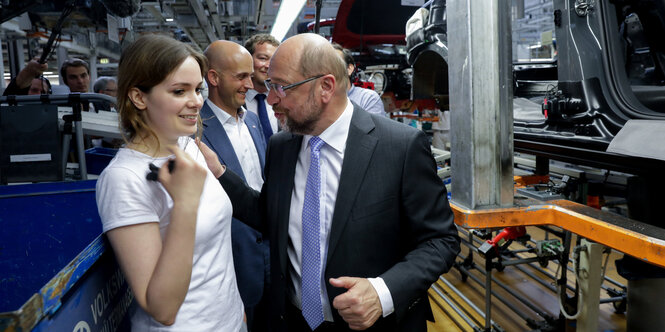 SPD-Kanzlerkandidat Martin Schulz spricht im Audi-Werk in Ingolstadt mit einer Angestellten.