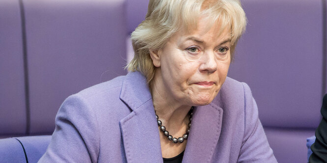 Erika Steinbach im Porträt, wie sie auf etwas oder jemanden zeigt