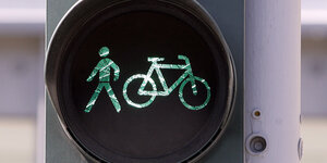 Eine Ampel zeigt grün für Radfahrer und Fußgänger