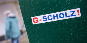Ein Aufkleber mit der Aufschrift "G-Scholz!" klebt in Hamburg in der Innenstadt