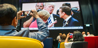 Journalisten filmen/fotografieren das Aufeinandertreffen von Merkel, Trump und Macron mit dem Smartphone vom Pressezentrum aus