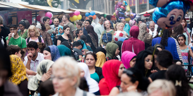 Menschen verschiedener Herkunft auf einem Straßenfest