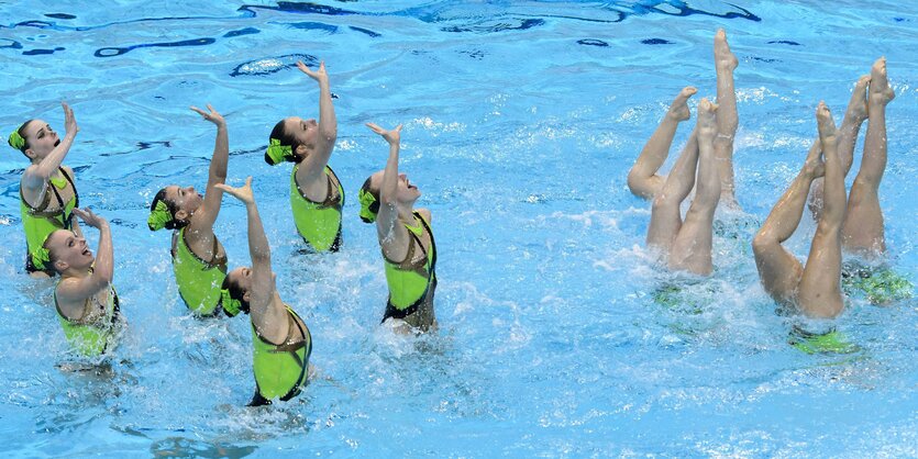 Synchronschwimmerinnen in Aktion