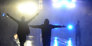 Zwei Menschen stehen im Scheinwerferlicht