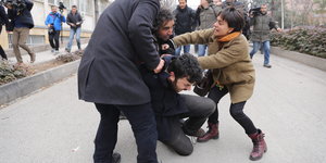Polizisten in Zivil nehmen im Februar 2017 in Ankara einen Demonstranten fest, der gegen die Massenentlassung von Akademikern an türkischen Universitäten demonstriert hatte