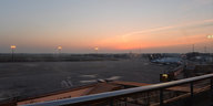 Flugzeuge in Bremen vor Sonnenuntergang