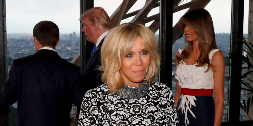 Brigitte Macron, im Hintergrund Emmanuel Macron, Donald Trump und Melania Trump