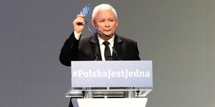 Jaroslaw Kaczynski steht an einem Pult