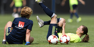 Zwei Fußballerinnen beim Aufwärmtraining