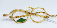 Eine gelb-braun gestreifte Hornbrille