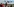 Menschen fotografieren ein Flugzeug