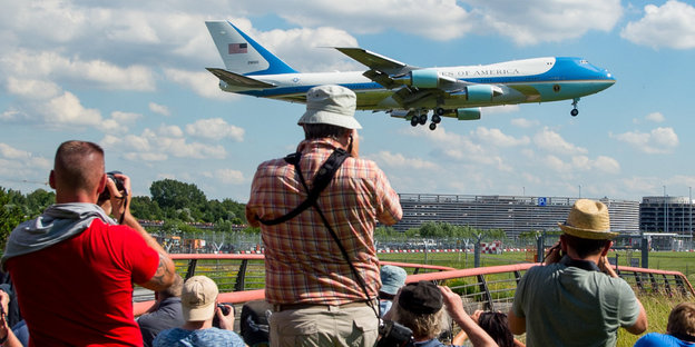 Menschen fotografieren ein Flugzeug