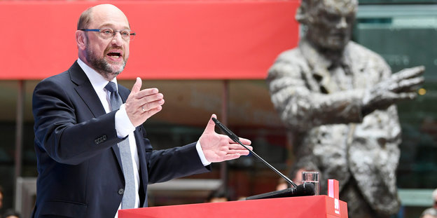 Martin Schulz gestikuliert an einem roten Rednerpult