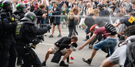 Polizisten sprühen Tränengas auf Demonstranten