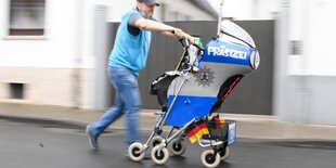 ein Mann mit Rollator - in den Farben der Polizei