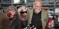 George Romero zwischen Zombie-Darstellern