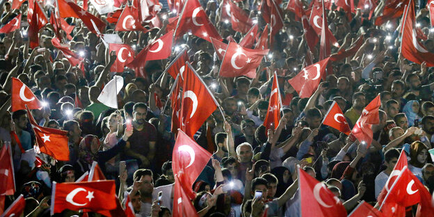 Menschenmenge mit türkischen Flaggen