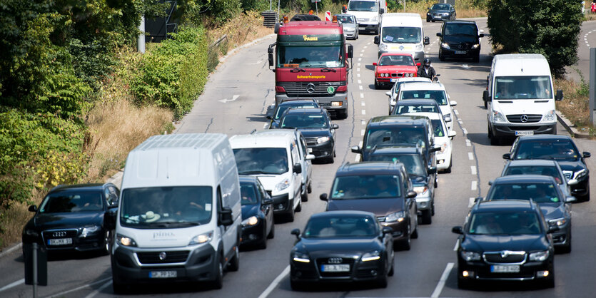 Eine vierspurige Straße mit vielen Autos