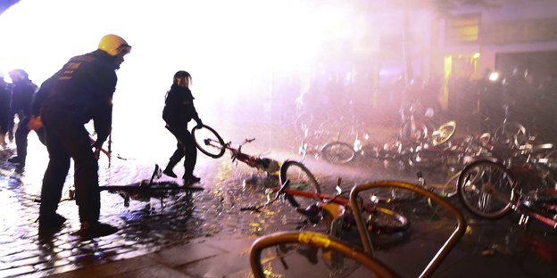 Polizisten bei den G20-Protesten in Hamburg, am Boden liegen Fahrräder