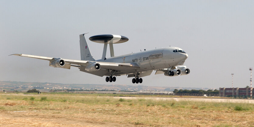 Awacs-Flugzeug beim Start