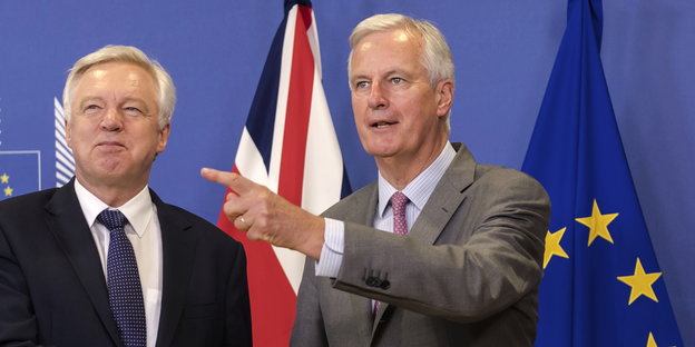 Zwei grauhaarige ältere Männer vor einer EU- und einer Großbritannien-Fahne